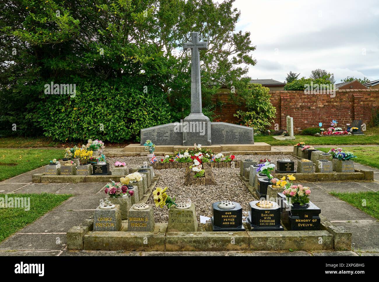 Il memoriale in Holy Trinity Churchyard ai morti del disastro aereo di Freckleton del 23 agosto 1944 (80° anniversario). Un totale di 61 persone, tra cui 38 bambini piccoli, due insegnanti e 21 civili e militari, hanno perso la vita quando un bombardiere Liberator dell'aeronautica militare statunitense si è schiantato durante una tempesta che ha distrutto la scuola locale Foto Stock