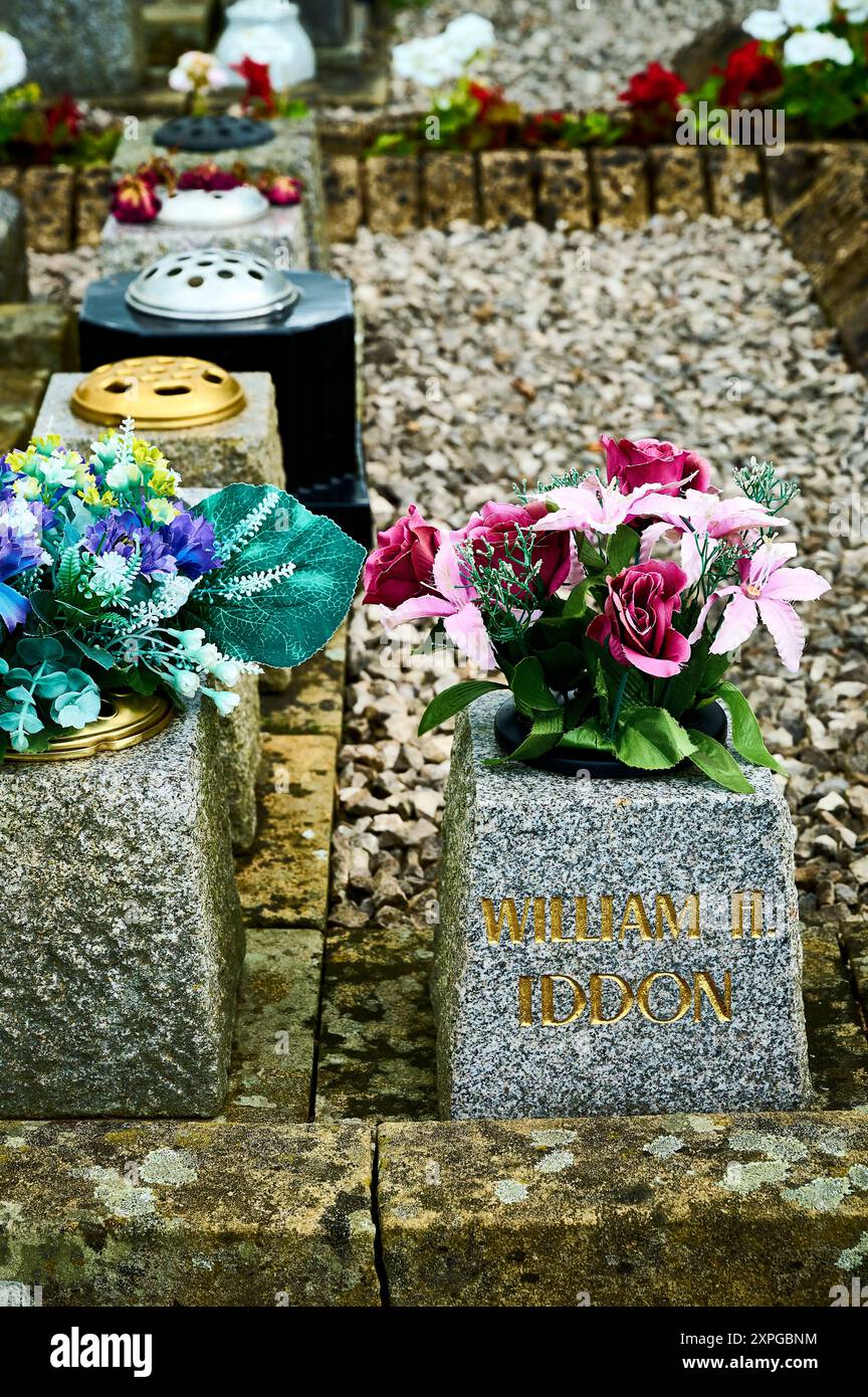 Il memoriale in Holy Trinity Churchyard ai morti del disastro aereo di Freckleton del 23 agosto 1944 (80° anniversario). Un totale di 61 persone, tra cui 38 bambini piccoli, due insegnanti e 21 civili e militari, hanno perso la vita quando un bombardiere Liberator dell'aeronautica militare statunitense si è schiantato durante una tempesta che ha distrutto la scuola locale Foto Stock