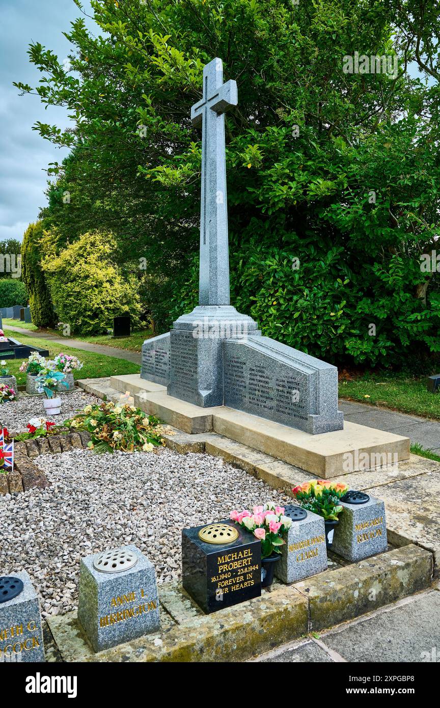 Il memoriale in Holy Trinity Churchyard ai morti del disastro aereo di Freckleton del 23 agosto 1944 (80° anniversario). Un totale di 61 persone, tra cui 38 bambini piccoli, due insegnanti e 21 civili e militari, hanno perso la vita quando un bombardiere Liberator dell'aeronautica militare statunitense si è schiantato durante una tempesta che ha distrutto la scuola locale Foto Stock