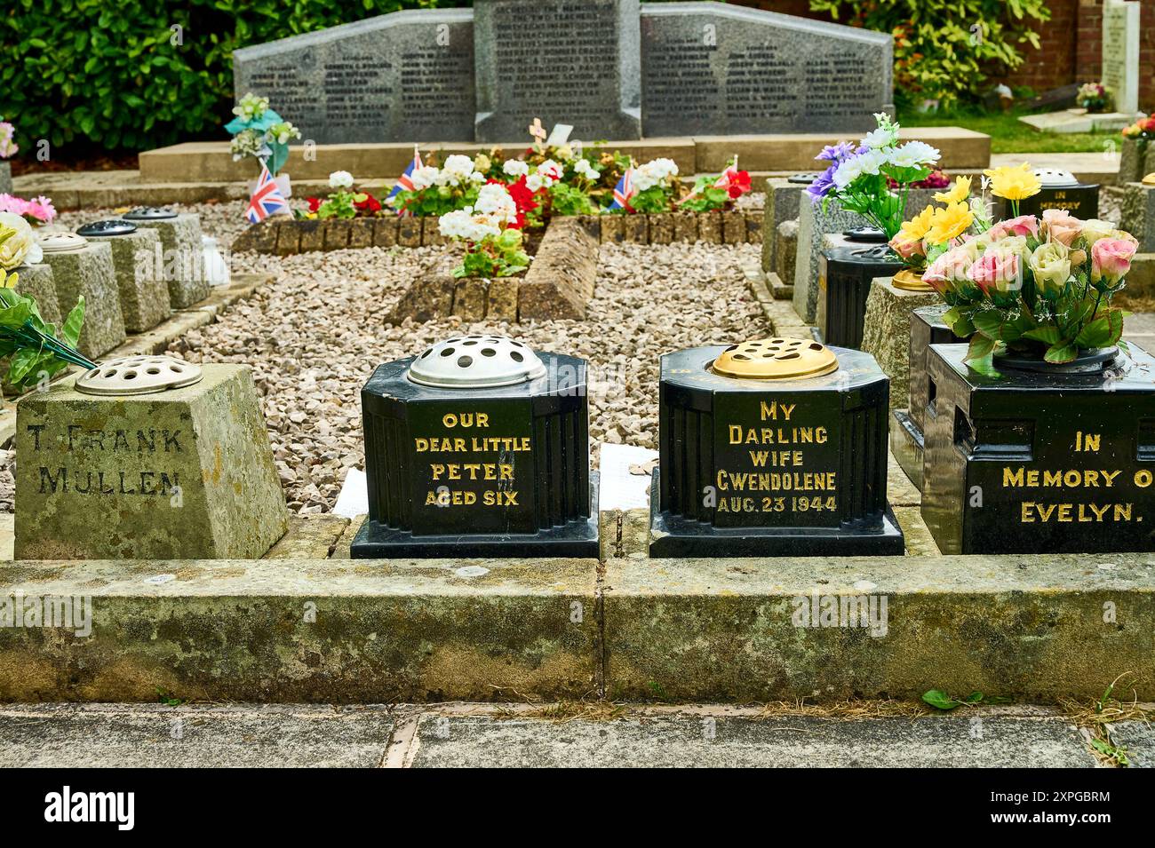 Il memoriale in Holy Trinity Churchyard ai morti del disastro aereo di Freckleton del 23 agosto 1944 (80° anniversario). Un totale di 61 persone, tra cui 38 bambini piccoli, due insegnanti e 21 civili e militari, hanno perso la vita quando un bombardiere Liberator dell'aeronautica militare statunitense si è schiantato durante una tempesta che ha distrutto la scuola locale Foto Stock