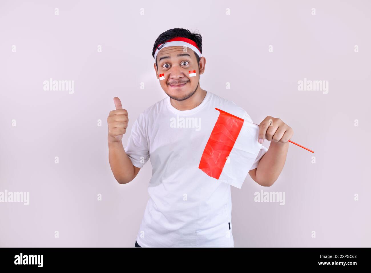 Un vestito bianco da uomo e una fascia con bandiera indonesiana si celebrano per il giorno dell'indipendenza indonesiana. Foto Stock