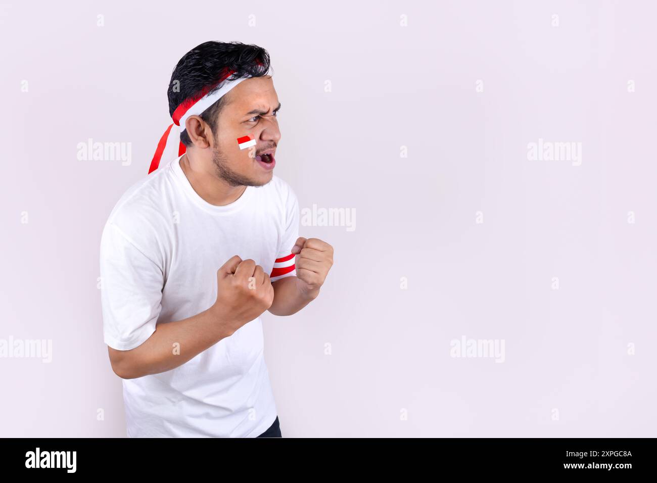 Un vestito bianco da uomo e una fascia con bandiera indonesiana si celebrano per il giorno dell'indipendenza indonesiana. Foto Stock