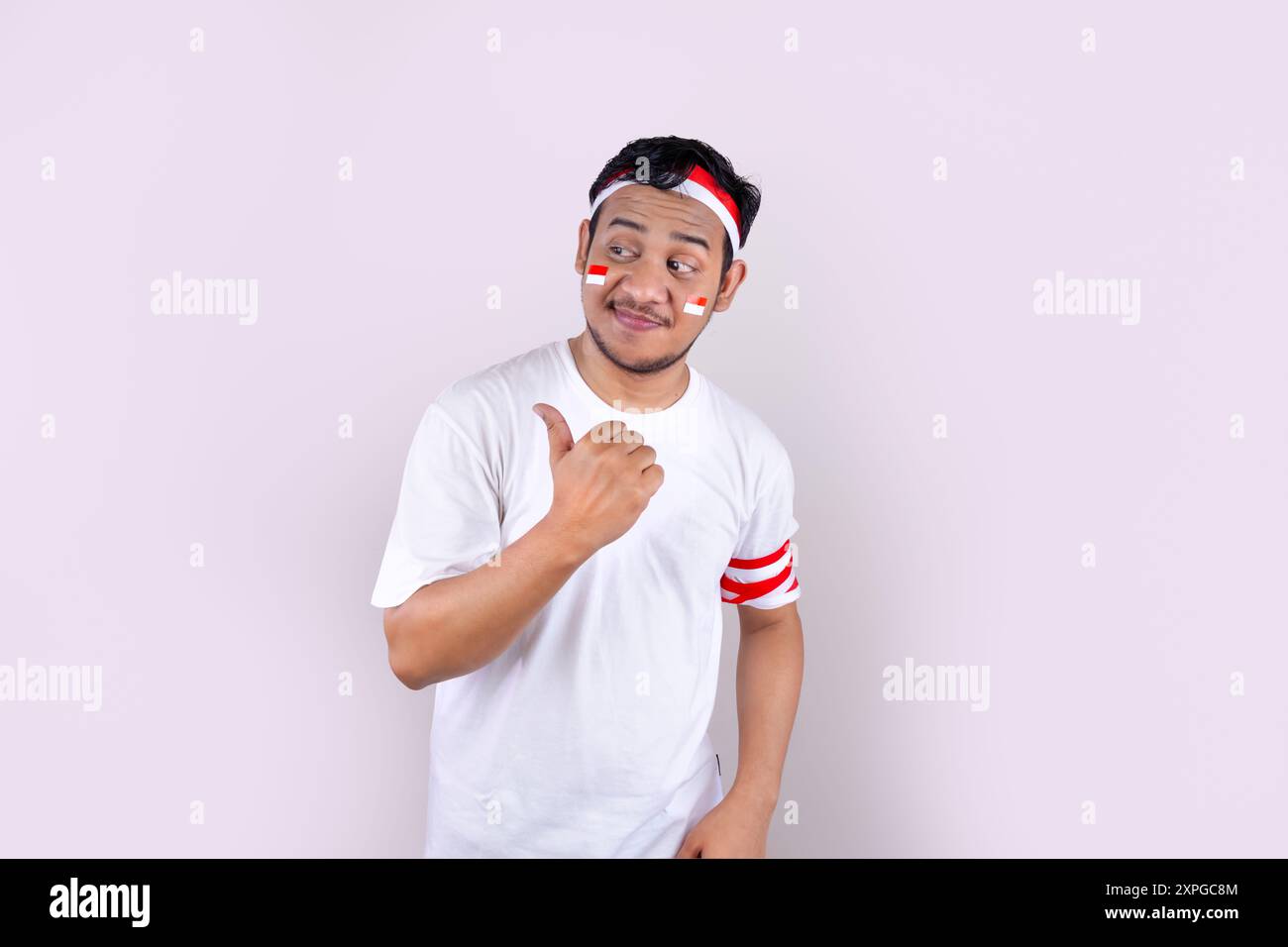 Un vestito bianco da uomo e una fascia con bandiera indonesiana si celebrano per il giorno dell'indipendenza indonesiana. Foto Stock