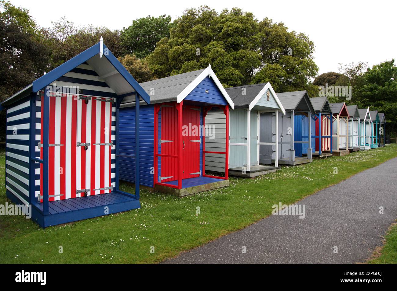 Colorate capanne in legno sulla costa. Seaview, Isola di Wight, Inghilterra. Foto Stock