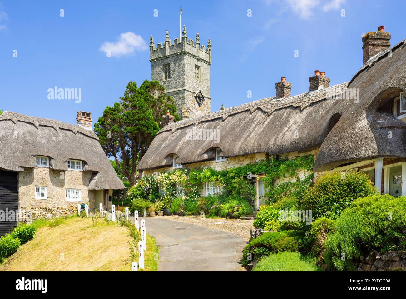 Isola di Wight Regno Unito - Isola di Wight Godshill Village con cottage con tetto di paglia e Chiesa di tutti i Santi Godshill Isola di Wight Inghilterra Regno Unito Europa Foto Stock