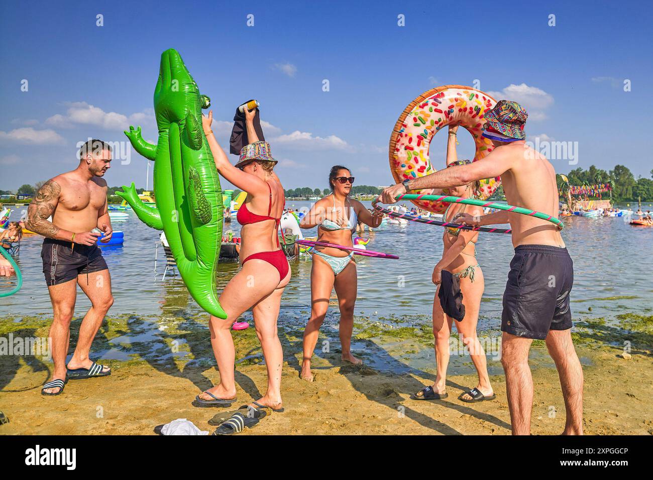 Gli ospiti in campeggio del Solor Festival, che si svolge in più giorni, si divertono sulla spiaggia del Maasplassen di Roermond. Il Solar Festival è uno dei più creativi festival di più giorni nei Paesi Bassi. Oltre al variegato programma musicale composto da DJ, rapper e curve, ci sono edifici creativi in mostra, si possono giocare giochi e c'è teatro. Quest'anno, 800 creativi e artisti hanno contribuito a costruire il festival. Poiché si tratta di un festival di più giorni (dal 1° al 4 agosto), c'è anche un campeggio intorno al Maasplassen a Roermond. È la 17esima edizione del festival, che è expecte Foto Stock