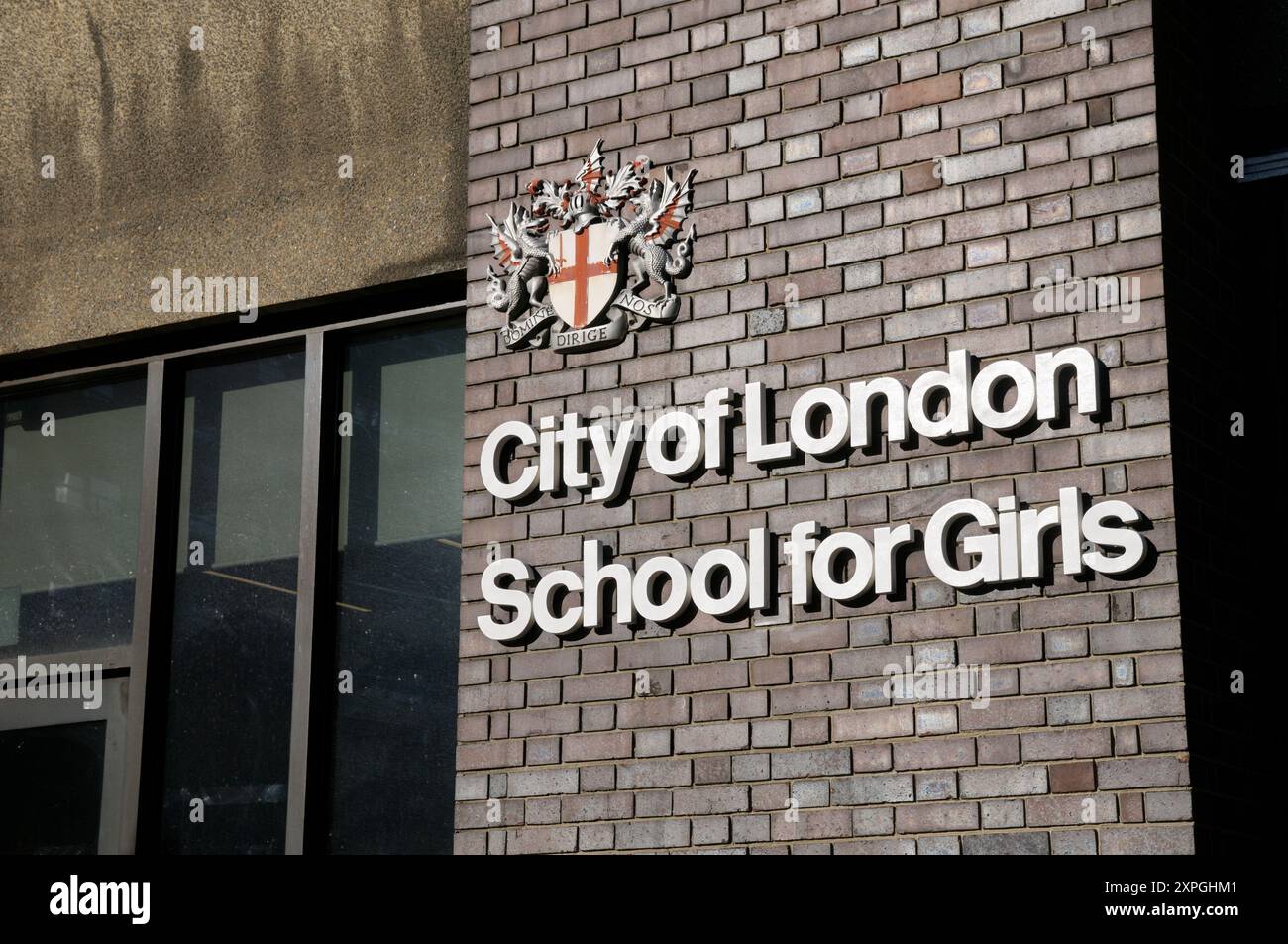 Stemma sopra la City of London School for Girls metal Signage, una scuola diurna indipendente per alunni di 11-18 anni al Barbican. Londra, Inghilterra, Regno Unito Foto Stock