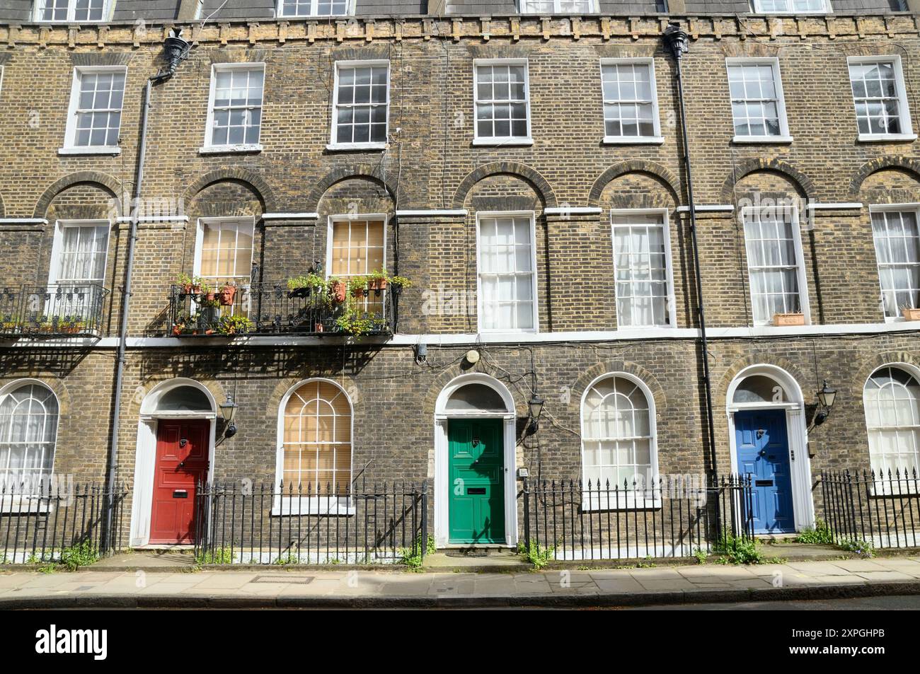 Albergo con porte frontali colorate dipinte in colori luminosi. Clerkenwell, Islington, Londra, Regno Unito. Rosso verde e blu sono i colori primari della luce Foto Stock Albergo con porte frontali colorate dipinte in colori luminosi. Clerkenwell, Islington, Londra, Regno Unito. Rosso verde e blu sono i colori primari della luce Foto Stock