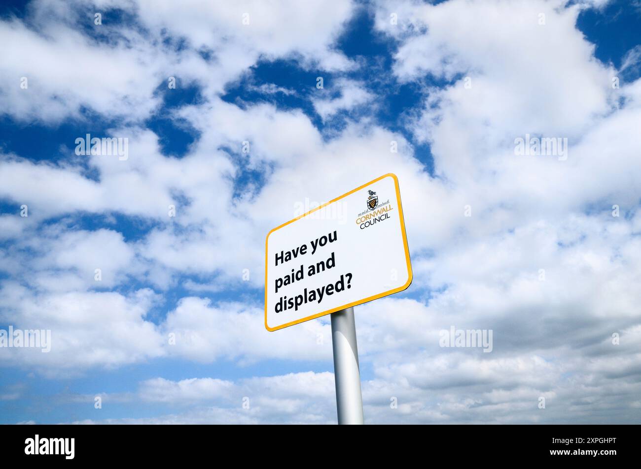 "Hai pagato e visualizzato?" segnali. Paga e mostra il cartello di parcheggio contro il cielo blu e le nuvole, Cornovaglia, Inghilterra, Regno Unito Foto Stock