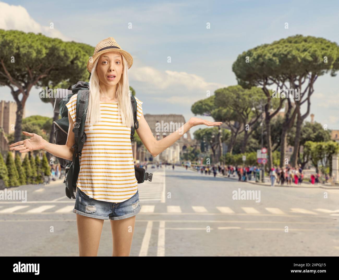 Turista perduta con uno zaino in piedi per le strade di Roma, Italia Foto Stock