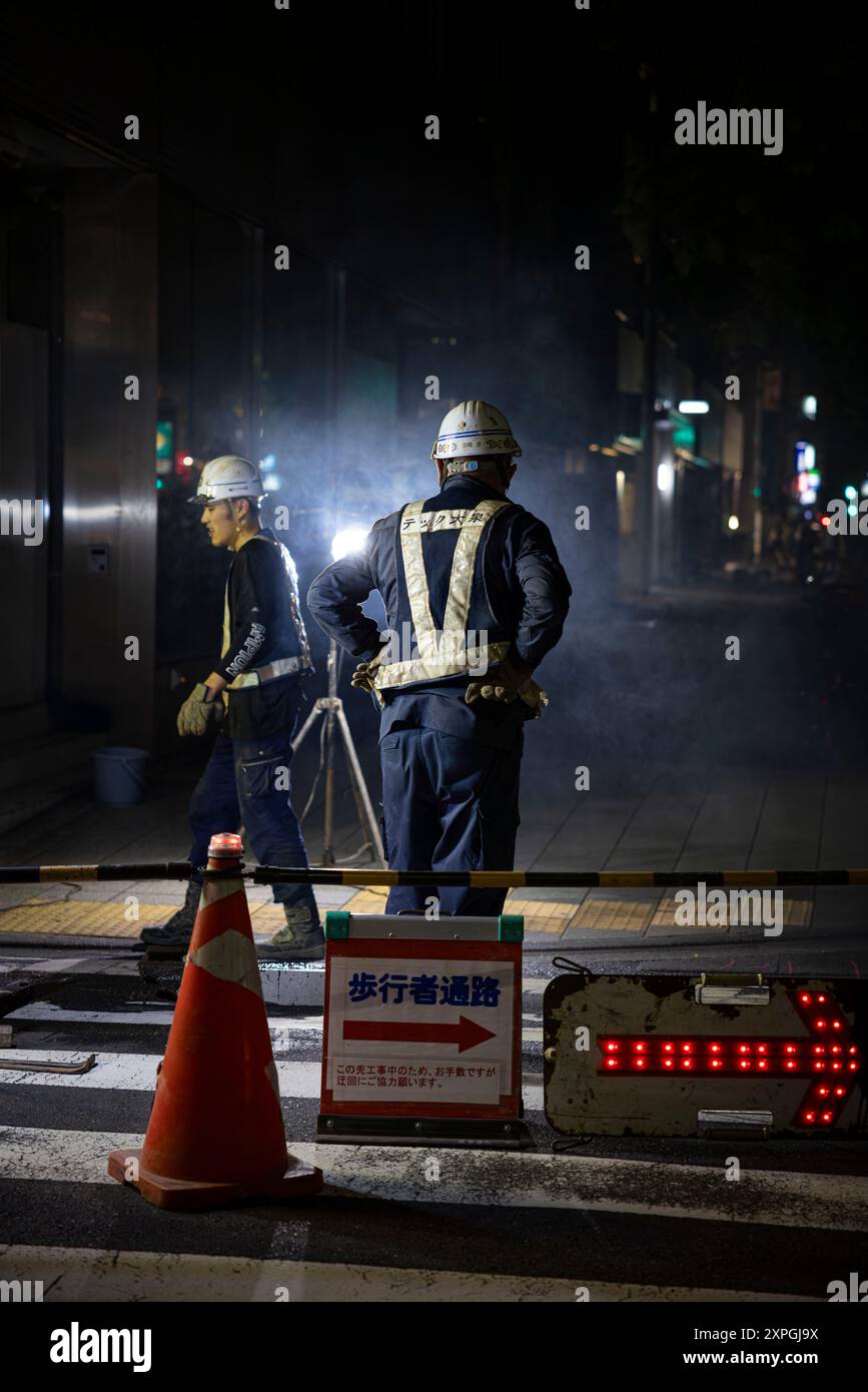 Tokyo, Giappone. 3 agosto 2024. I lavoratori giapponesi stanno costruendo un cantiere stradale di notte. Oltre alle colorate, vivaci e sempre animate attrazioni turistiche come Shibuya e Shinjuku, Tokyo offre anche aree più tranquille e autentiche dove i turisti possono gustare la cucina locale e vivere esperienze autentiche con la gente del posto. Un esempio di tale luogo è il vecchio mercato del pesce di Tsukiji vicino a Ginza. (Foto di Stanislav Kogiku/SOPA Images/Sipa USA) credito: SIPA USA/Alamy Live News Foto Stock
