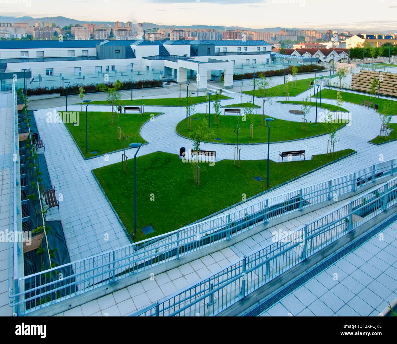 Patio del Centro Hospitalario padre Menni ospedale psichiatrico fondato il 31 maggio 1881 luce di prima mattina Avenida Cantabria Santander Cantabria Spagna Foto Stock