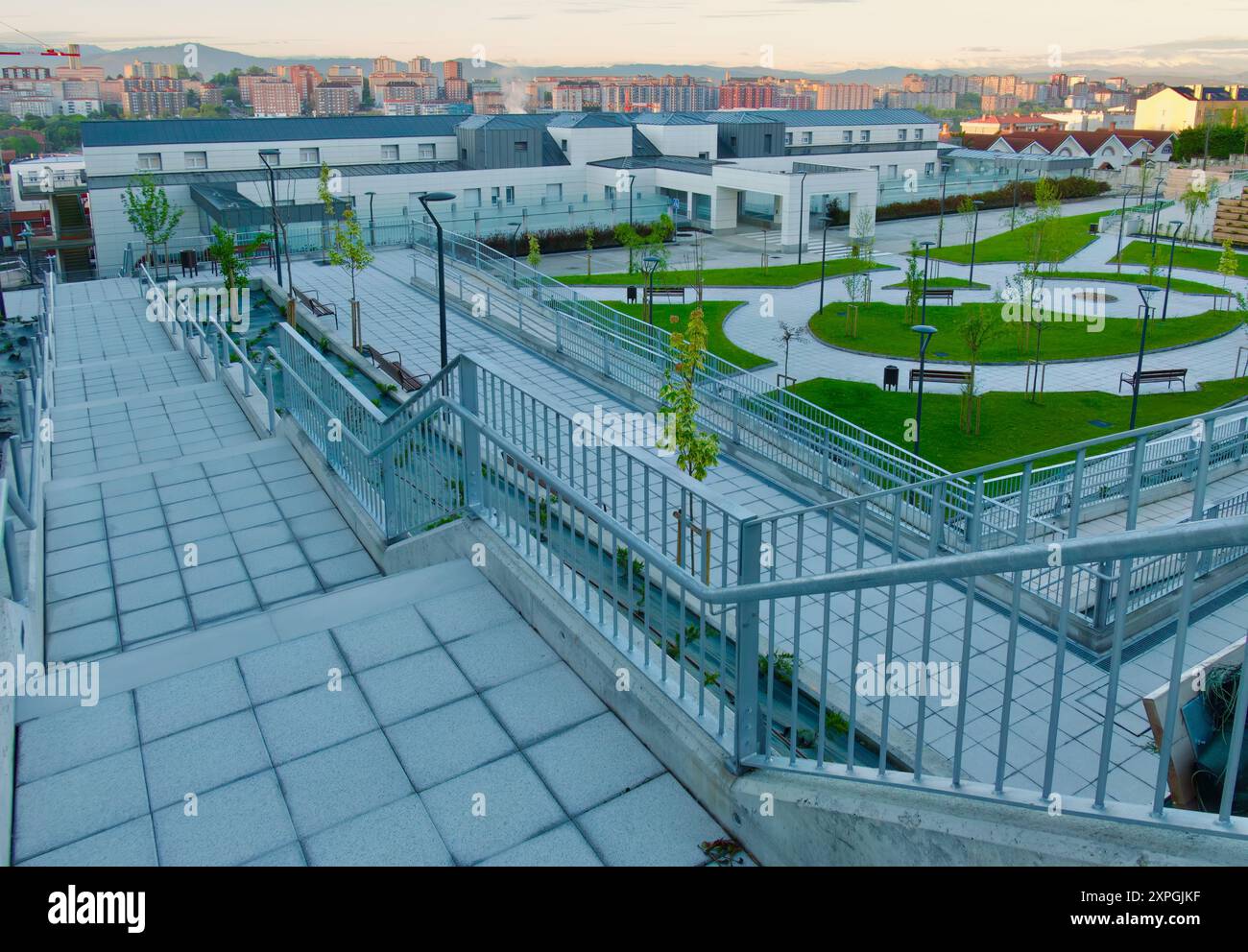 Patio del Centro Hospitalario padre Menni ospedale psichiatrico fondato il 31 maggio 1881 luce di prima mattina Avenida Cantabria Santander Cantabria Spagna Foto Stock