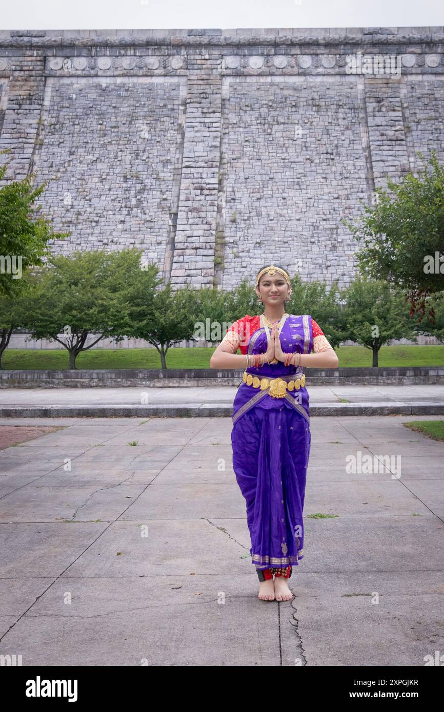 Ballerina della Natya Anubhava Dance Academy a Kensico Dam Plaza prima della sua esibizione all'Heritage of India Festival a Valhalla Westchester Foto Stock