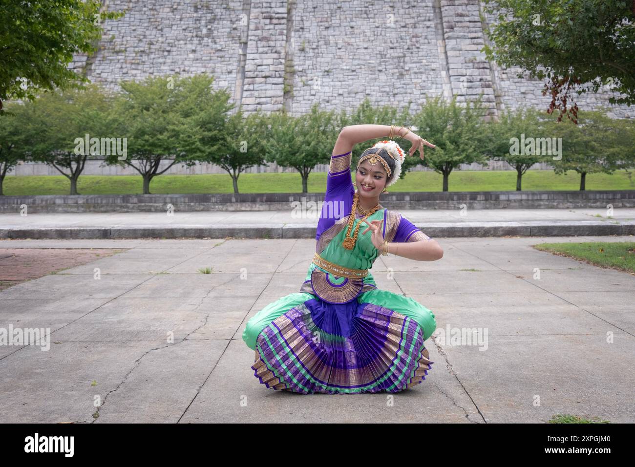 Ballerina della Natya Anubhava Dance Academy a Kensico Dam Plaza prima della sua esibizione all'Heritage of India Festival a Valhalla Westchester. Foto Stock