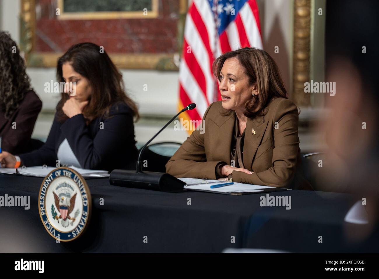 Il vicepresidente Kamala Harris partecipa a una riunione sui diritti di voto con leader e attivisti per i diritti civili, martedì 27 febbraio 2024, nella Indian Treaty Room dell'edificio Eisenhower Executive Office della Casa Bianca. (Foto ufficiale della Casa Bianca di Lawrence Jackson) Foto Stock