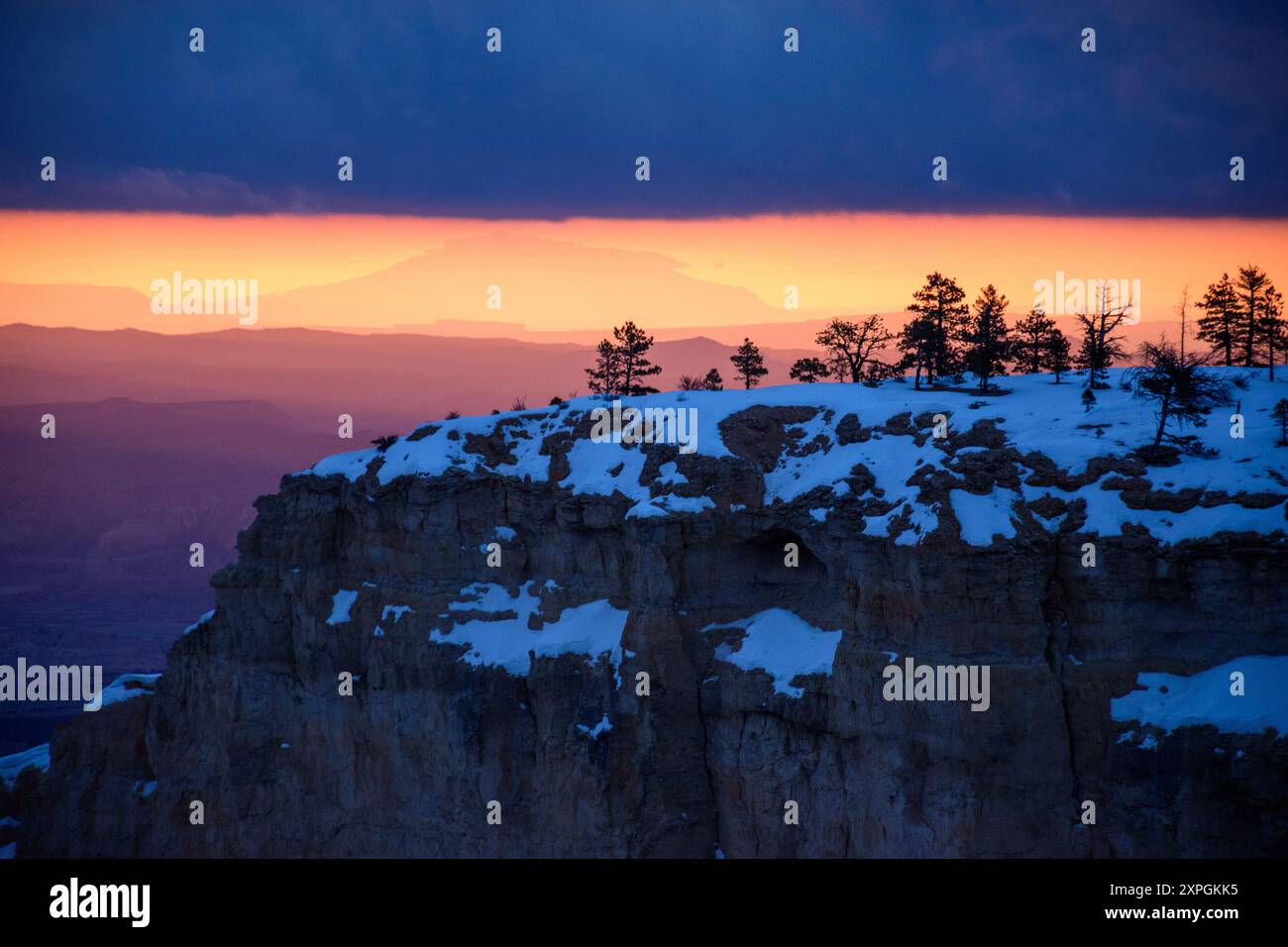 Splendida immagine delle scogliere innevate del Bryce Canyon National Park. La splendida alba pastello crea un contrasto drammatico con la neve bianca. Foto Stock