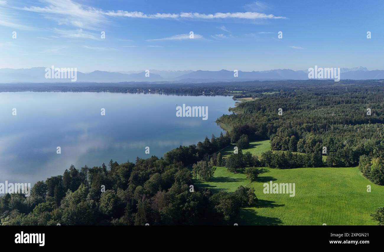 Bernried, Bayern, Deutschland 06. 2024 agosto: Ein Sommertag bei Bernried Landkreis Weilheim-Schongau. Hier der Blick per Drohne auf den Bernrieder Park mit dem Starnberger SEE am Ende Seeshaupt und der Alpenkette im Hintergrund Benediktenwand, Karwendel, Estergebirge und Zugspitze, Wandern, spazieren, Tourismus, Urlaub, Sonnenschein, blauer Himmel, baden, schwimmen, sonnen, Radfahren *** Bernried, Baviera, Germania 06 agosto 2024 Una giornata estiva vicino al quartiere Bernried Weilheim Schongau qui la vista dal drone del Parco Bernrieder con il Lago Starnberg alla fine Seeshaupt e la catena alpina nel Foto Stock