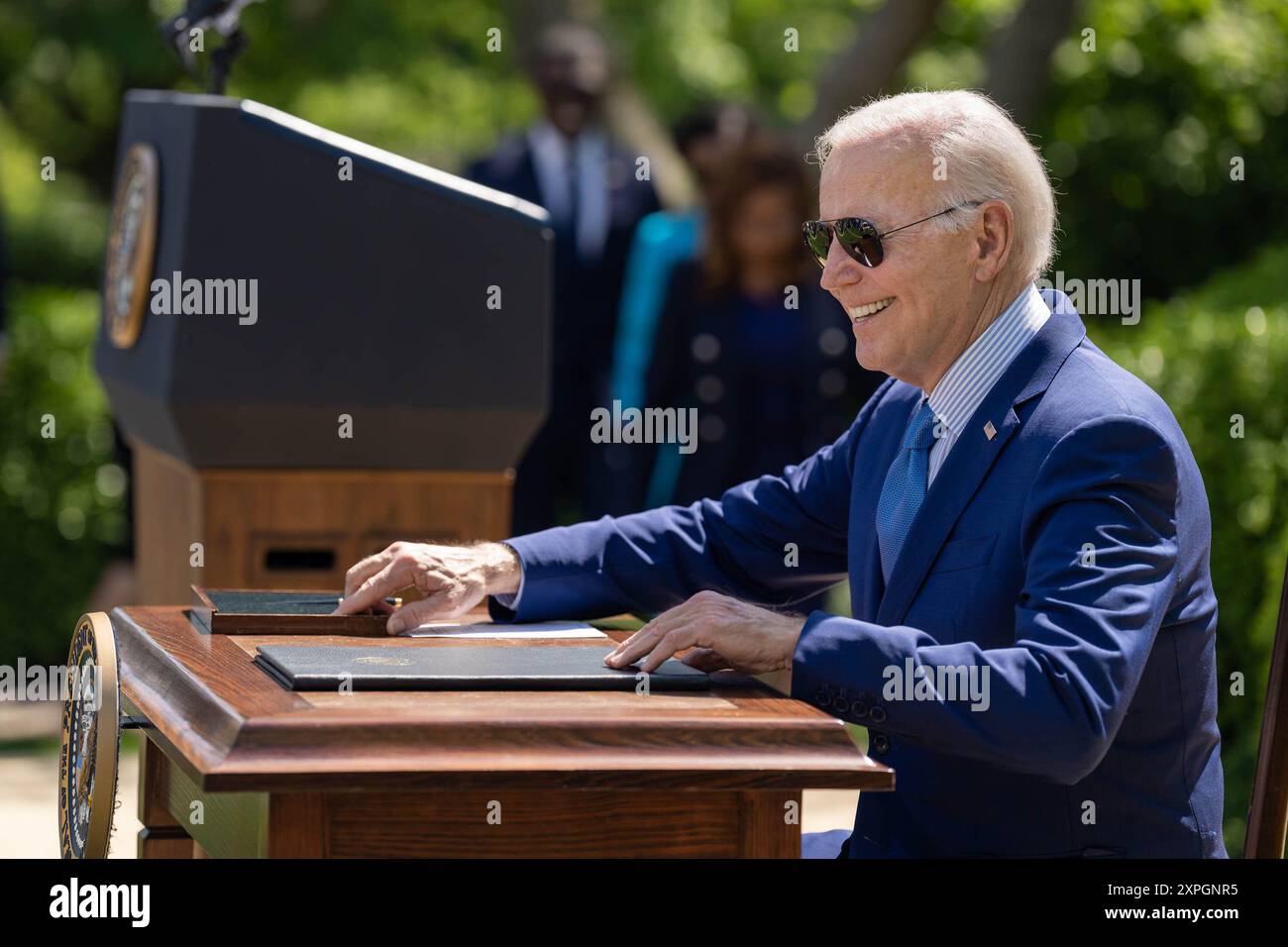 Il presidente Joe Biden firma un ordine esecutivo “rivitalizzare l’impegno della nostra nazione per la giustizia ambientale per tutti”, venerdì 21 aprile 2023, nel Rose Garden della Casa Bianca. (Foto ufficiale della Casa Bianca di Adam Schultz) Foto Stock