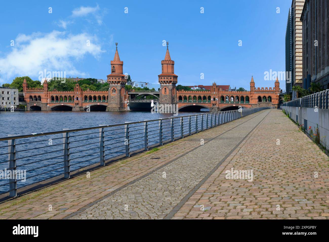 Ponte Oberbaum a due piani sul fiume Sprea, Berlino, Germania Foto Stock