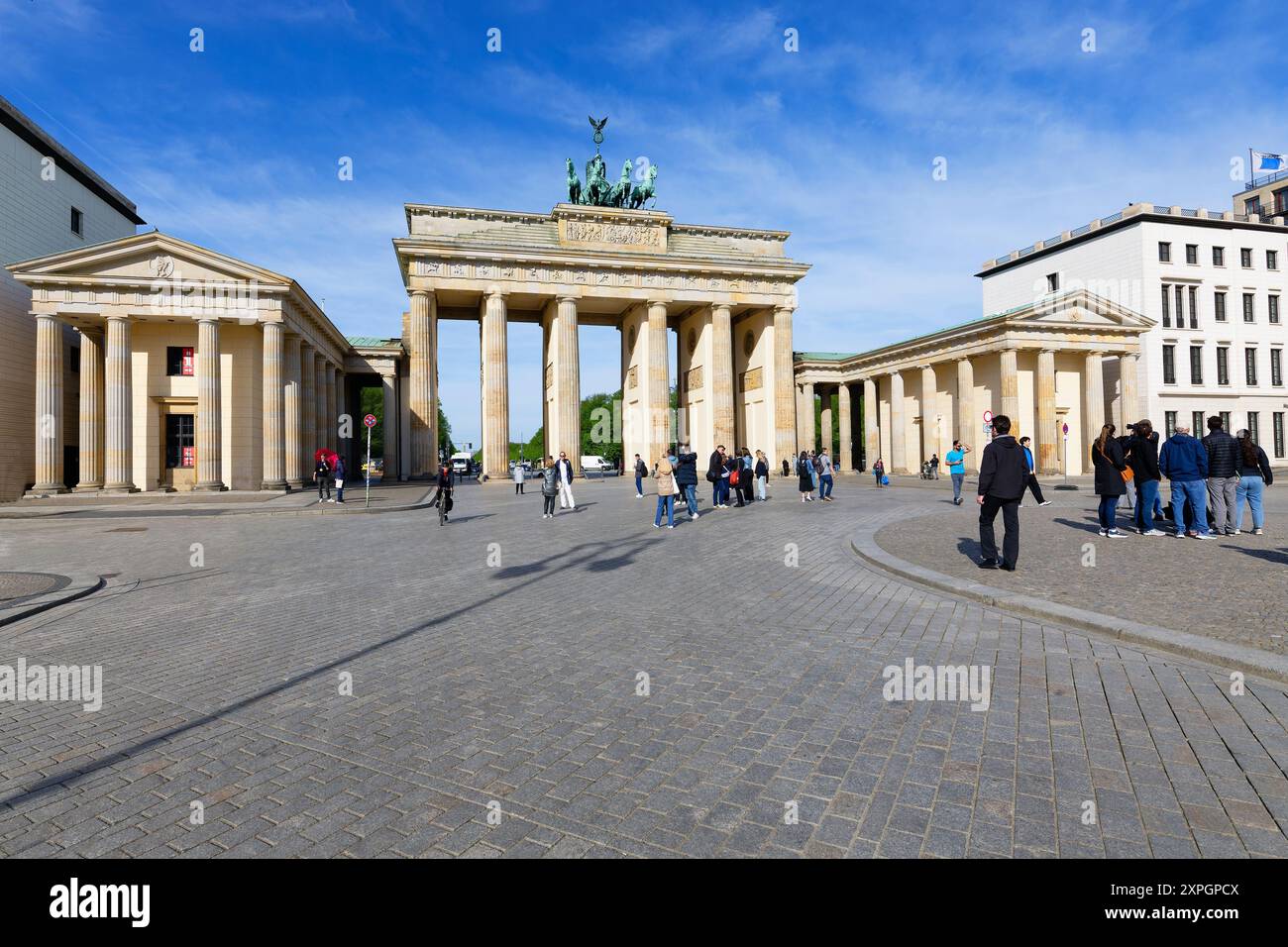 Porta di Brandeburgo neoclassica, Piazza Parigi, sotto il den Linden, Berlin Mitte, Germania Foto Stock