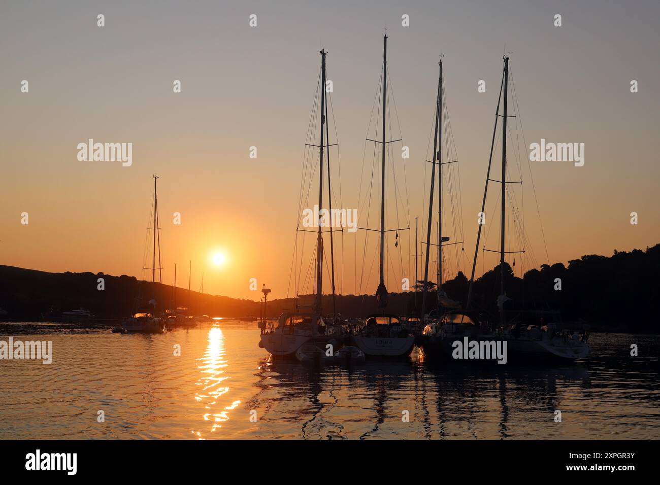 Yacht imbarcati su un ormeggio a Salcombe Harbour, Devon, Inghilterra Foto Stock