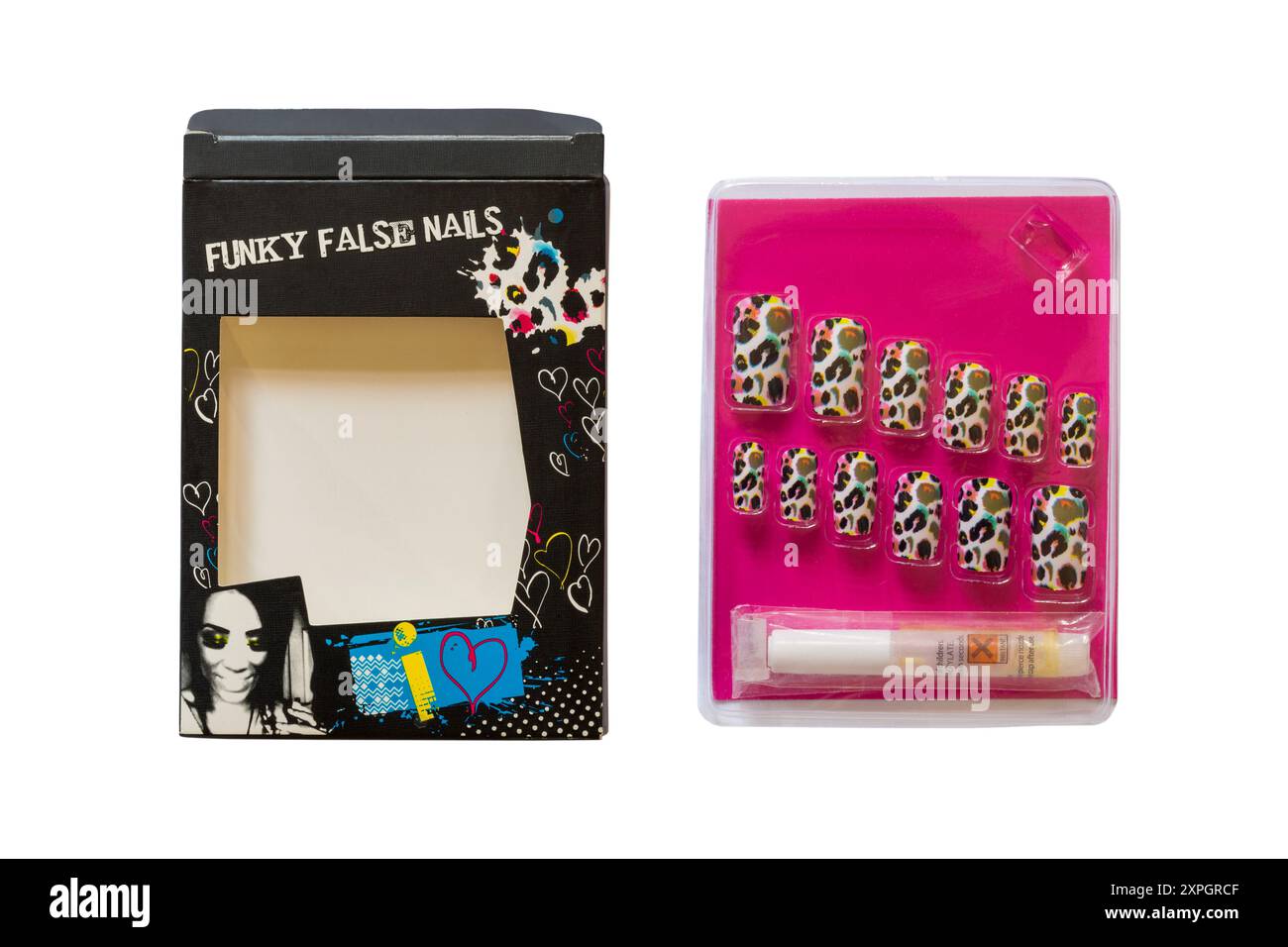 confezione di chiodi Falso Funky con chiodi rimossi per mostrare il contenuto isolato su sfondo bianco Foto Stock