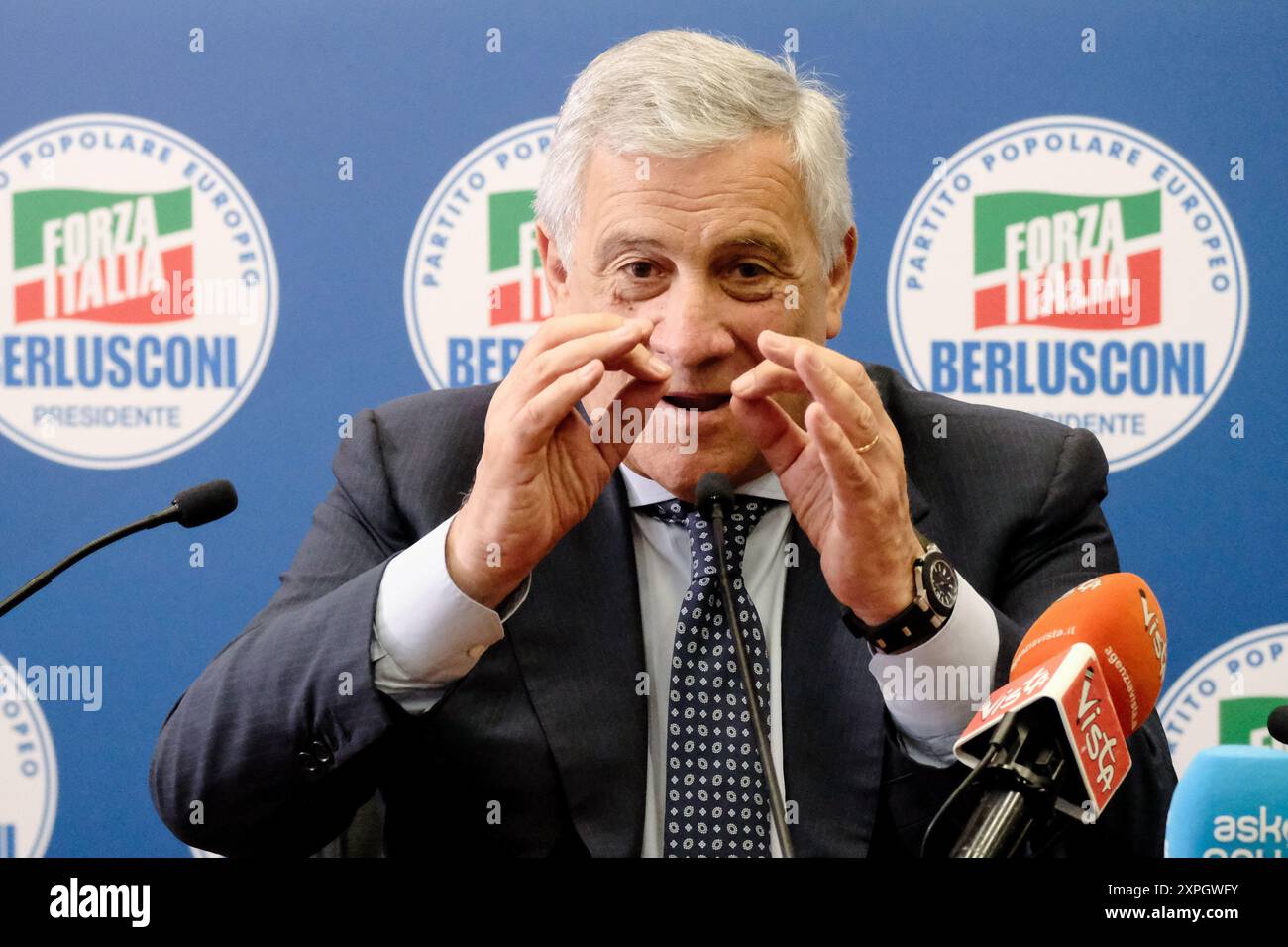 Il Ministro degli esteri, Vicepresidente del Consiglio e Segretario di forza Italia FI Antonio Tajani in occasione della conferenza stampa di presentazione della Festa Nazionale di forza Italia giovani che si svolger&#xe0; a Bellaria Igea Marina il 6, 7 e 8 settembre. Roma, sede Nazionale di forza Italia, Marted&#xec; 06 agosto 2024 (foto Mauro Scrobogna / LaPresse) il Ministro degli affari Esteri, Vice primo Ministro e Segretario di forza Italia FI Antonio Tajani alla conferenza stampa per presentare il Festival Nazionale di forza Italia giovani che si svolgerà a Bellaria Igea Marina Foto Stock