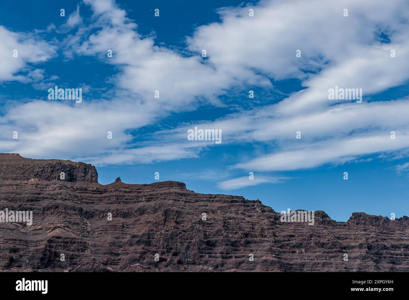 Vista dalla barca della costa vulcanica settentrionale di Lanzarote, Isole Canarie, Spagna Foto Stock