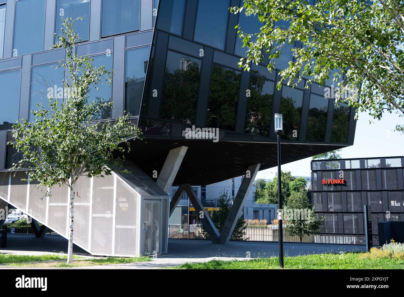 Aussenansicht der Funke Medien Gruppe, Funke Mediengruppe, Verlagshaus, WAZ, Der Westen, NRZ, Neue Ruhr Zeitung, Zeitungverlag, Jounalismus, Essen, 06.08.2024. *** Vista esterna del Funke Medien Gruppe, Funke Media Group, casa editrice, WAZ, Der Westen, NRZ, Neue Ruhr Zeitung, editore di giornali, giornalismo, Essen, 06 08 2024 Foto Stock