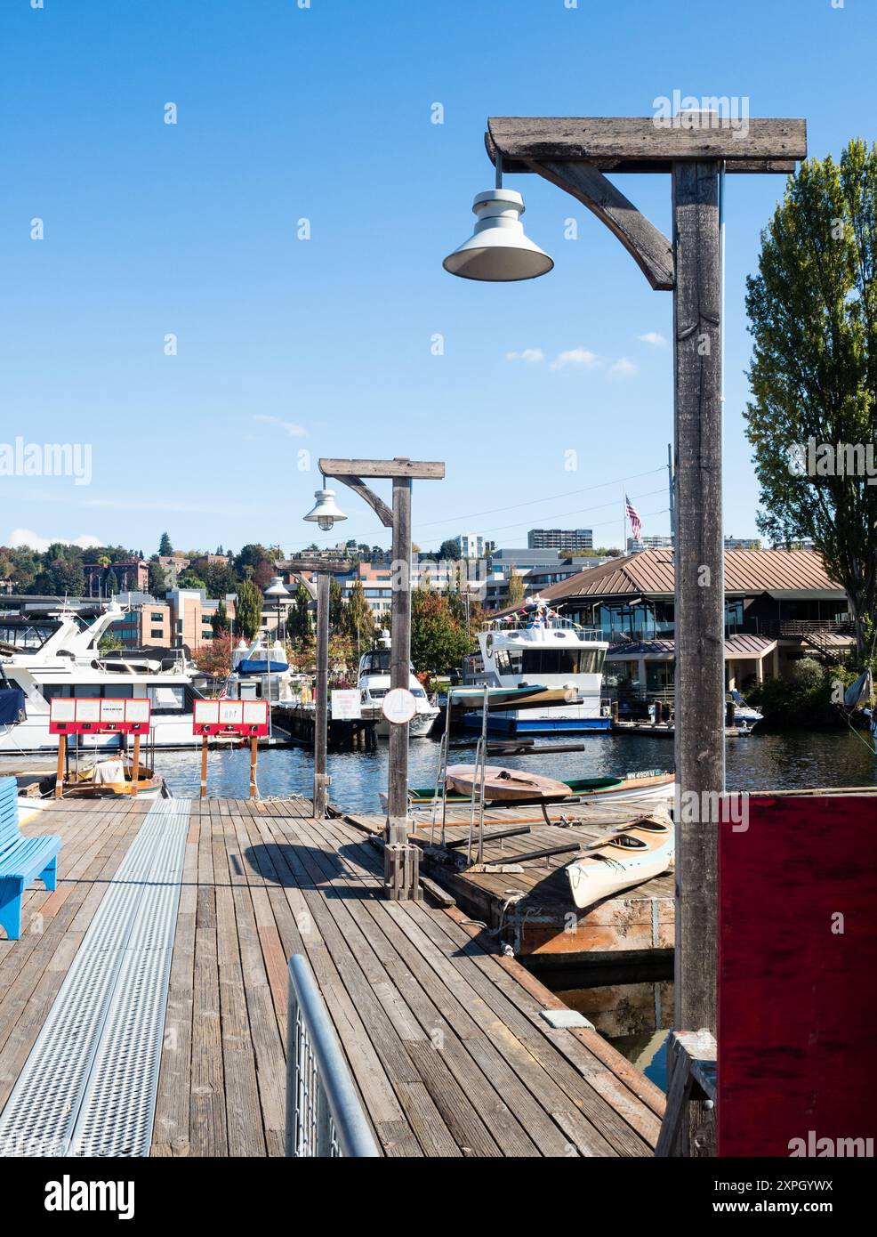 Seattle, Stati Uniti - 4 ottobre 2018: Molo in legno sulle rive del lago Union nel quartiere di South Lake Union Foto Stock