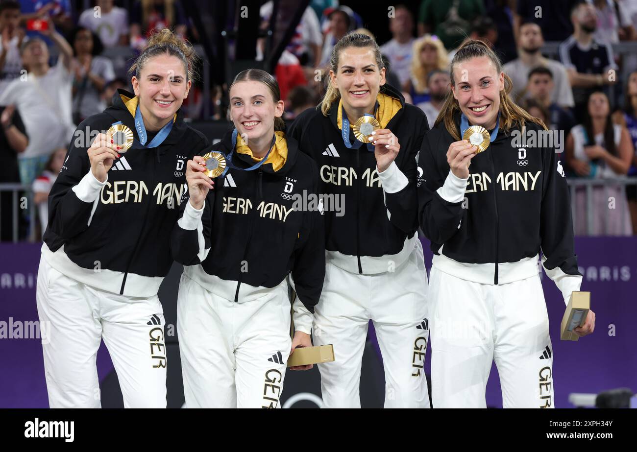 PARIGI, FRANCIA - 5 AGOSTO: Marie Reichert, Elisa Mevius, Sonja Greinacher e Svenja Brunckhorst del Team Germany si sono posato per una foto durante la cerimonia della medaglia per il basket femminile 3x3 il giorno dieci dei Giochi Olimpici di Parigi 2024 all'Esplanade Des Invalides il 5 agosto 2024 a Parigi, Francia. © diebilderwelt / Alamy Stock Foto Stock