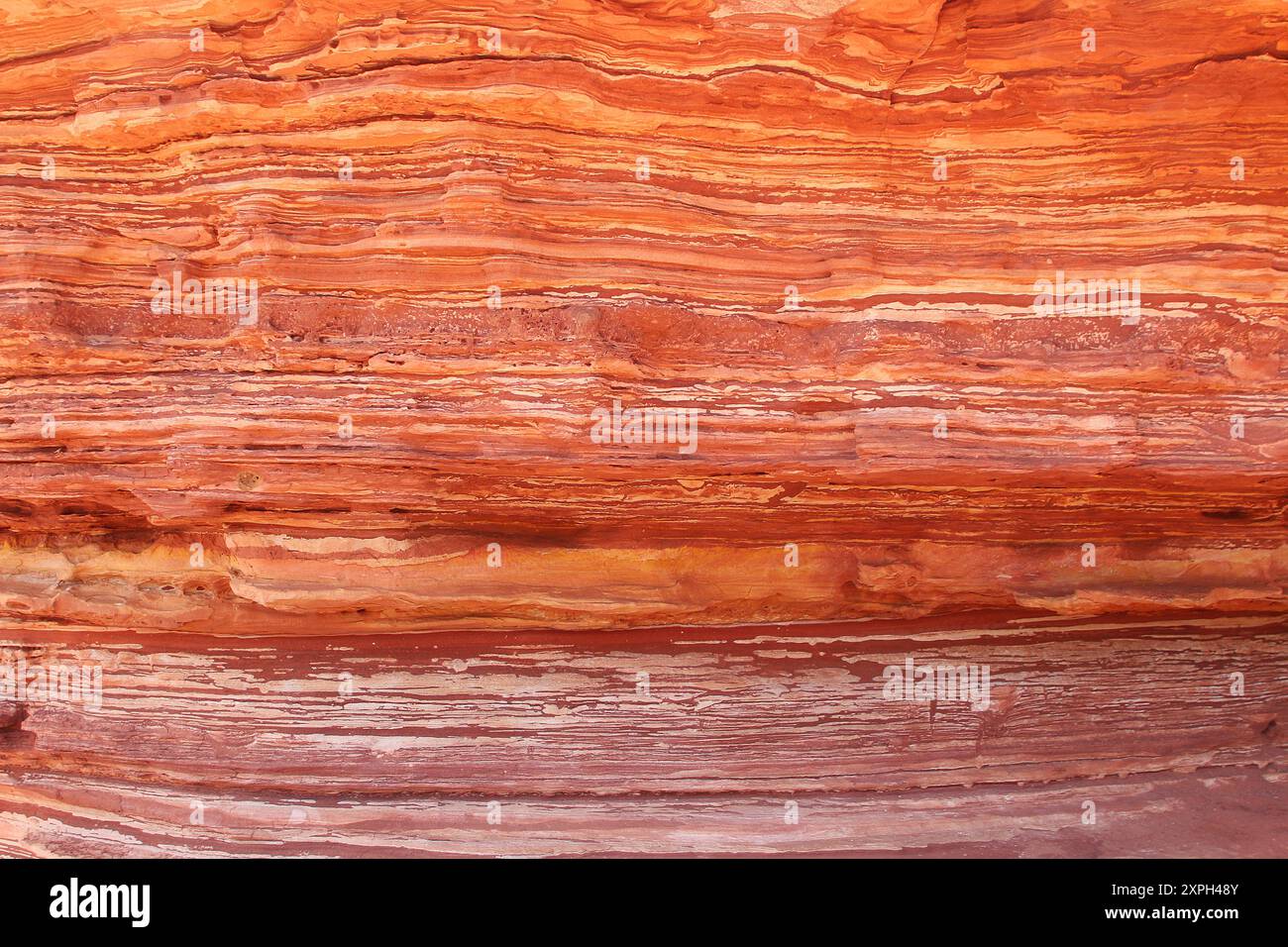 Parete rocciosa a strati arancione e giallo nel Kalbarri National Park, Australia Occidentale Foto Stock