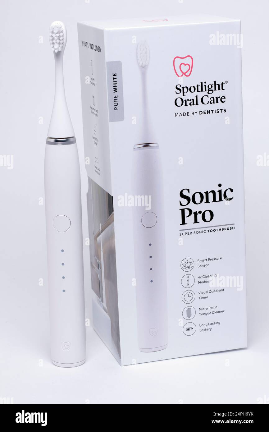 Spazzolino a batteria nuovo Sonic Pro Pure White con 4 impostazioni di velocità e Box su sfondo bianco Foto Stock