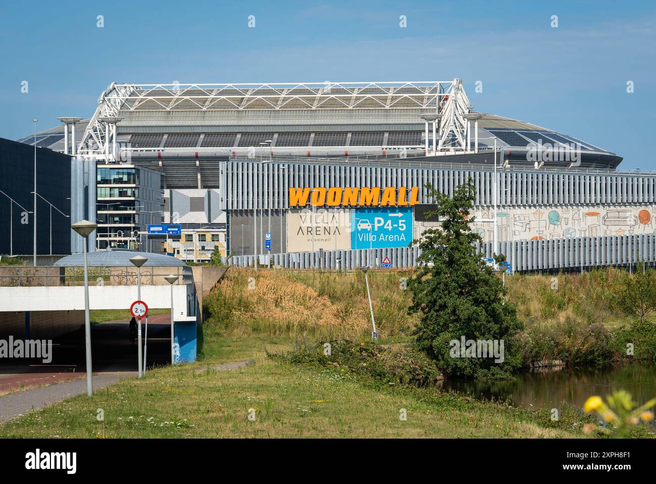 Amsterdam, Paesi Bassi, 02.08.2024, veduta del centro commerciale Woonmall Villa Arena e dello stadio Johan Cruyff Arena Foto Stock