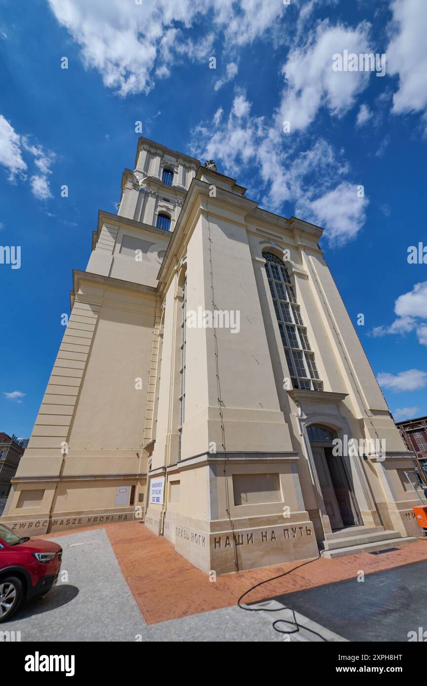 Garnisonkirche Potsdam foto vom 06.08.2024. Der neue Potsdamer Garnisonkirchturm alle 22:00. August nach fast sieben Jahren Bauzeit feierlich eroeffnet. Die Bauarbeiten fuer den derzeit knapp 60 Meter hohen Kirchturm laufen seit Herbst 2017. Nach der Eroeffnung soll noch die rund 30 Meter hohe Turmhaube errichtet werden. Die vollstaendige Fertigstellung des Bauwerks wird nach aktuellem Stand 2026 erwartet. Die evangelische Kirche will den Turm vor allem als Bildungs-, Kultur- und Erinnerungsort nutzen. Die historische Potsdamer Garnisonkirche wurde im 18. Jahrhundert errichtet und im aprile 194 Foto Stock