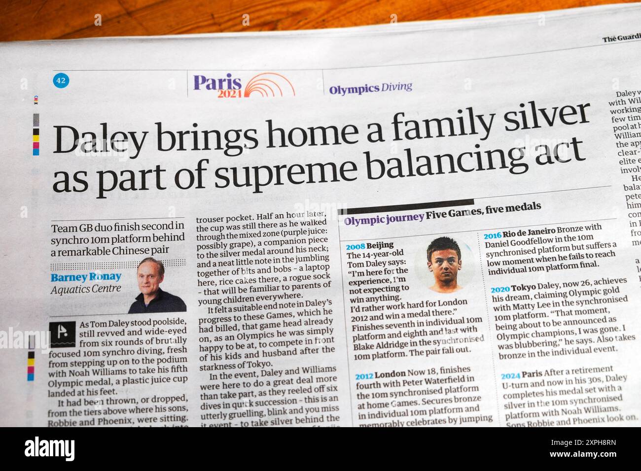 Tom 'Daley porta a casa un argento per famiglie (medaglia olimpica) come parte del supremo atto di bilanciamento' il quotidiano Guardian titola Paris Olympics 2024 Londra Regno Unito Foto Stock