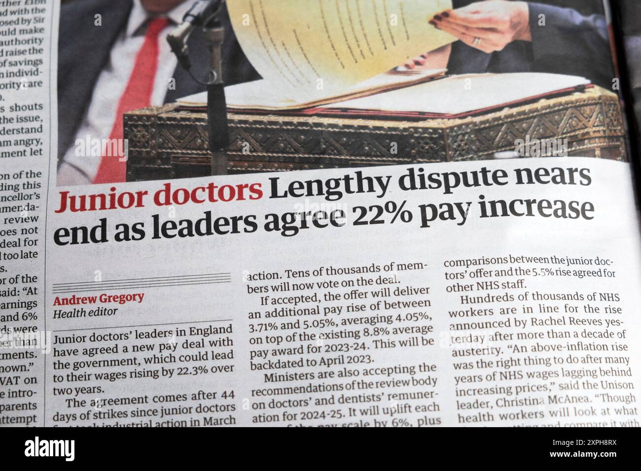 "Medici in formazione la lunga disputa si avvicina alla fine quando i leader concordano un aumento del 22% degli stipendi" articolo del quotidiano Guardian del personale NHS 30 luglio 2024 Londra Regno Unito Foto Stock