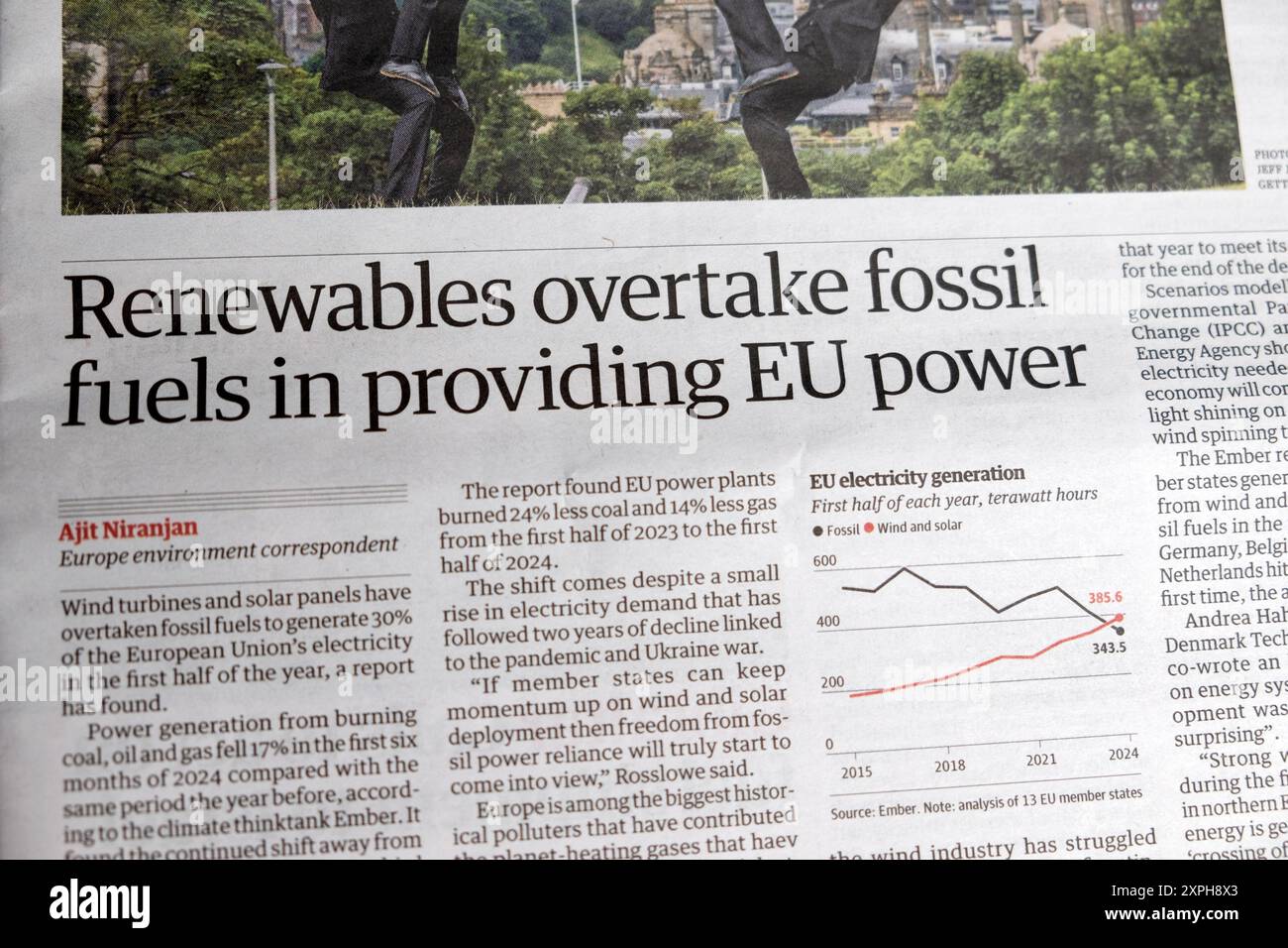 "Le energie rinnovabili superano i combustibili fossili nel fornire energia all'UE" titolo del quotidiano The Guardian energia rinnovabile articolo luglio 2024 Londra Regno Unito Foto Stock