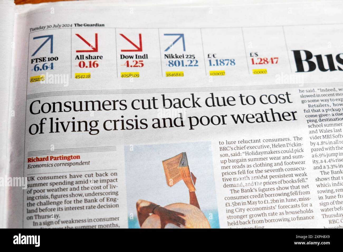 "I consumatori hanno subito tagli a causa della crisi del costo della vita e del maltempo", il quotidiano Guardian ha pubblicato l'articolo sull'economia britannica 30 luglio 2024 Londra Regno Unito Foto Stock