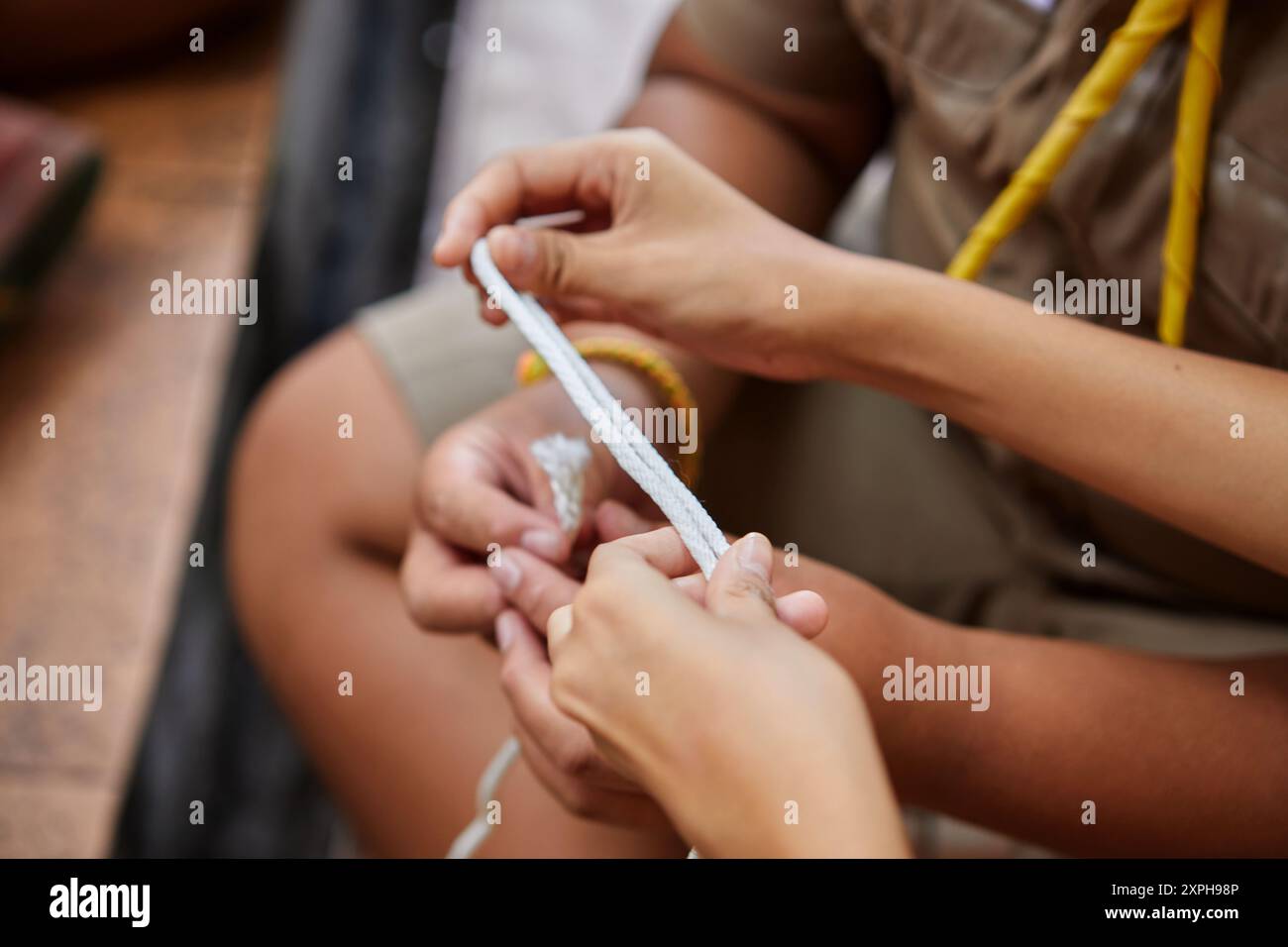 Il boy scout impara a legare lo schema del nodo in classe Foto Stock