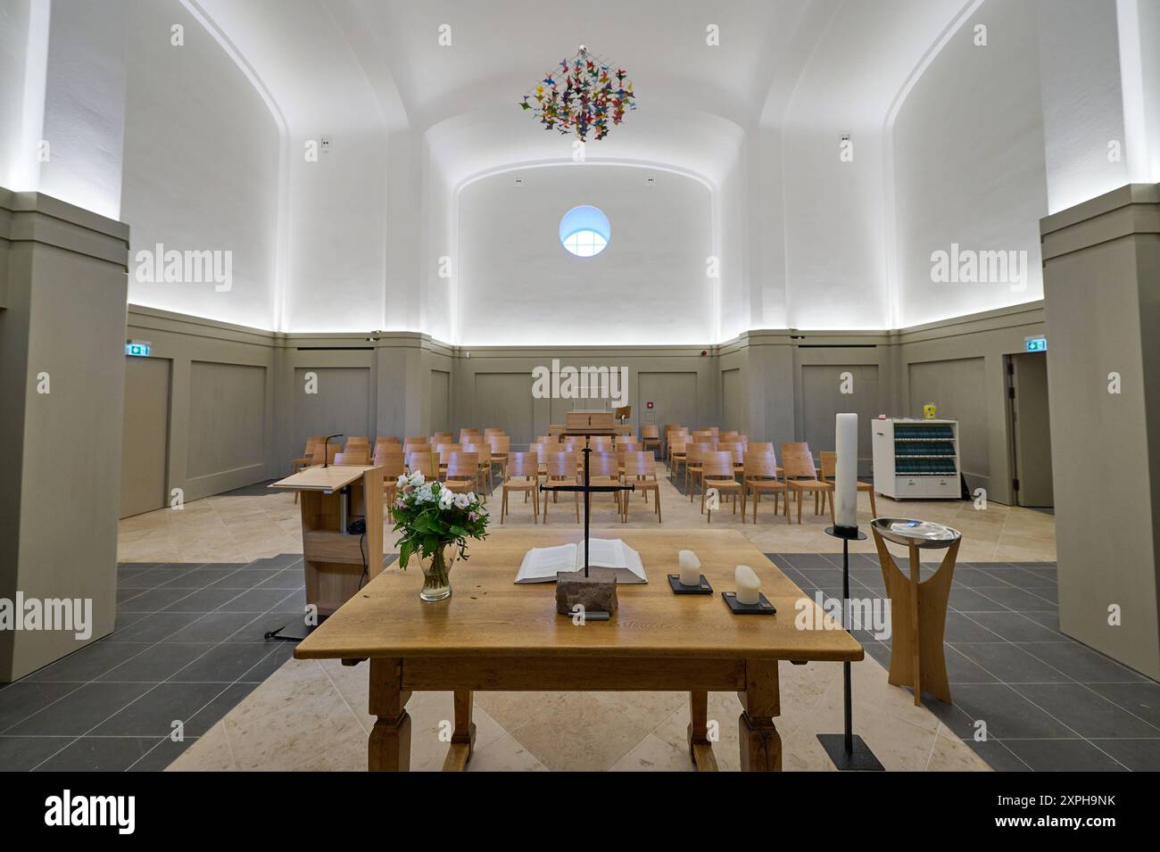 Garnisonkirche Potsdam, der Altar in der Nagelkreuzkapelle der Kirche. Auf dem Altar das Nagelkreuz, welches der Kapelle den Namen gibt foto vom 06.08.2024. Der neue Potsdamer Garnisonkirchturm alle 22:00. August nach fast sieben Jahren Bauzeit feierlich eroeffnet. Die Bauarbeiten fuer den derzeit knapp 60 Meter hohen Kirchturm laufen seit Herbst 2017. Nach der Eroeffnung soll noch die rund 30 Meter hohe Turmhaube errichtet werden. Die vollstaendige Fertigstellung des Bauwerks wird nach aktuellem Stand 2026 erwartet. Die evangelische Kirche will den Turm vor allem als Bildungs-, Kultur- und er Foto Stock