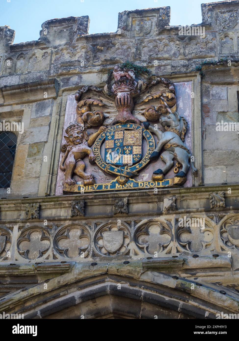 High Street Gate, Dieu et mon droit, Royal coat of Arms, Town Side Gate to Sailsbury Cathedral Grounds, Sailsbury, Wiltshire, Inghilterra, Regno Unito, GB. Foto Stock