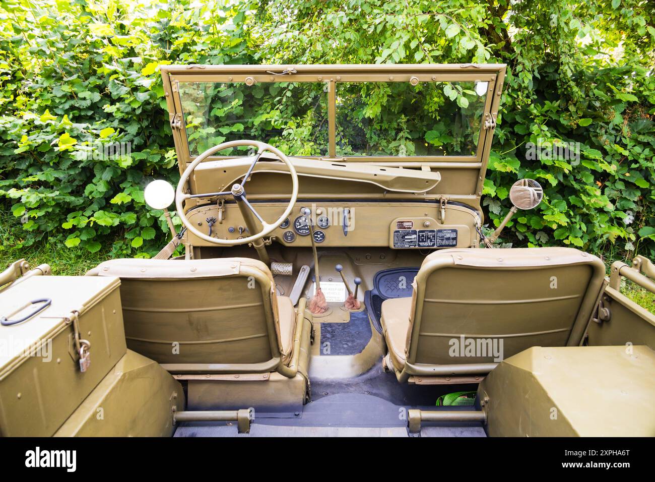Vista del conducente degli strumenti e del volante, Willys Jeep americana WW2, M201, con tetto abbassato. 1960 Foto Stock Vista del conducente degli strumenti e del volante, Willys Jeep americana WW2, M201, con tetto abbassato. 1960 Foto Stock
