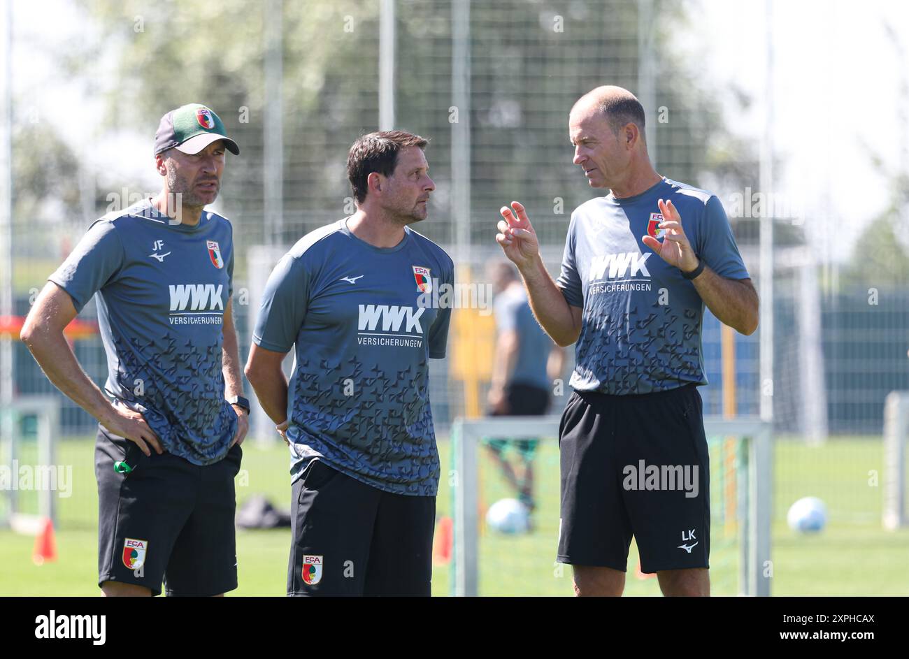 Der FC Augsburg komplettiert Sein Trainerteam mit dem neuen Co.-Trainer Imre Szabics (Mitte), mit Jacob Friis (Co.-Trainer FC Augsburg, li.) und Jess Thorup (Trainer FC Augsburg,), Imre Szabics War Spieler beim FC Augsburg von 2007-2010; FC Augsburg, Training, Foto Stock