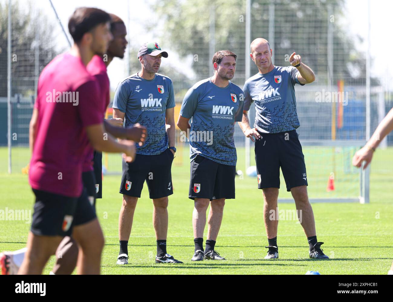 Der FC Augsburg komplettiert Sein Trainerteam mit dem neuen Co.-Trainer Imre Szabics (Mitte), mit Jacob Friis (Co.-Trainer FC Augsburg, li.) und Jess Thorup (Trainer FC Augsburg,), Imre Szabics War Spieler beim FC Augsburg von 2007-2010; FC Augsburg, Training, Foto Stock