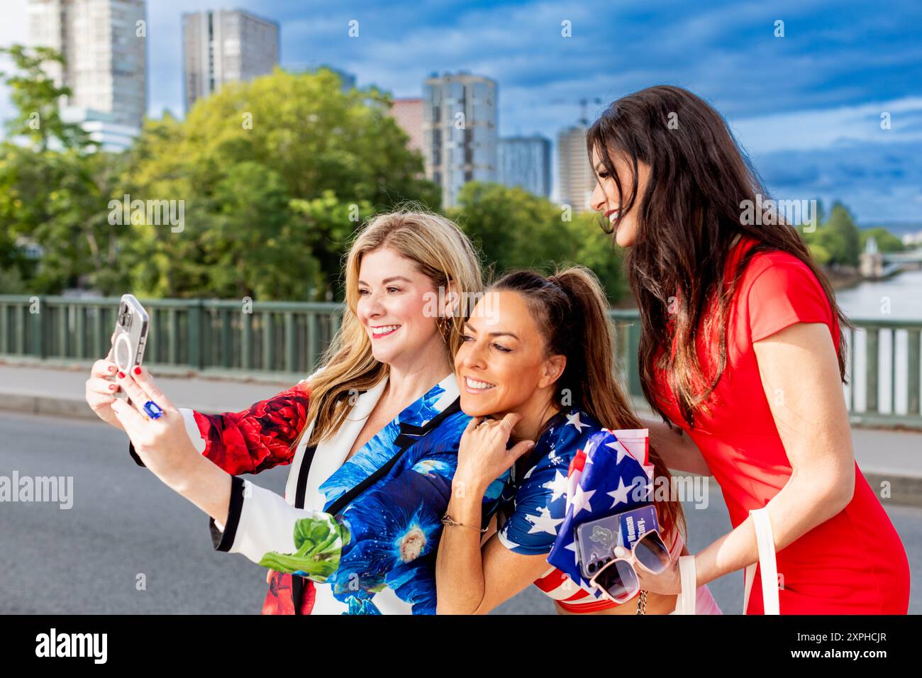 Donne patriottiche americane che applaudono alle Olimpiadi di Parigi 2024, Torre Eiffel Stadium, Parigi, Francia, Europa Foto Stock