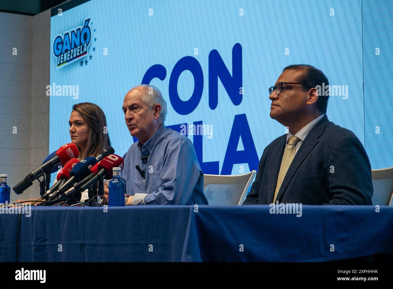 Madrid, Spagna. 6 agosto 2024. Questa mattina, il comando con VZLA istituito a Madrid, guidato da Antonio Ledezma, ex vice del Congresso nazionale del Venezuela, ha offerto una conferenza stampa per fornire informazioni sulla verifica del processo di conteggio delle elezioni presidenziali di domenica scorsa attraverso i registri elettorali e denunciare la flagrante violazione dei diritti umani che il regime venezuelano sta compiendo, con quasi 1.000 arresti arbitrari negli ultimi 7 giorni, secondo i dati di PROVEA e del foro penale. Crediti: D. Canales Carvajal/Alamy Live News Foto Stock