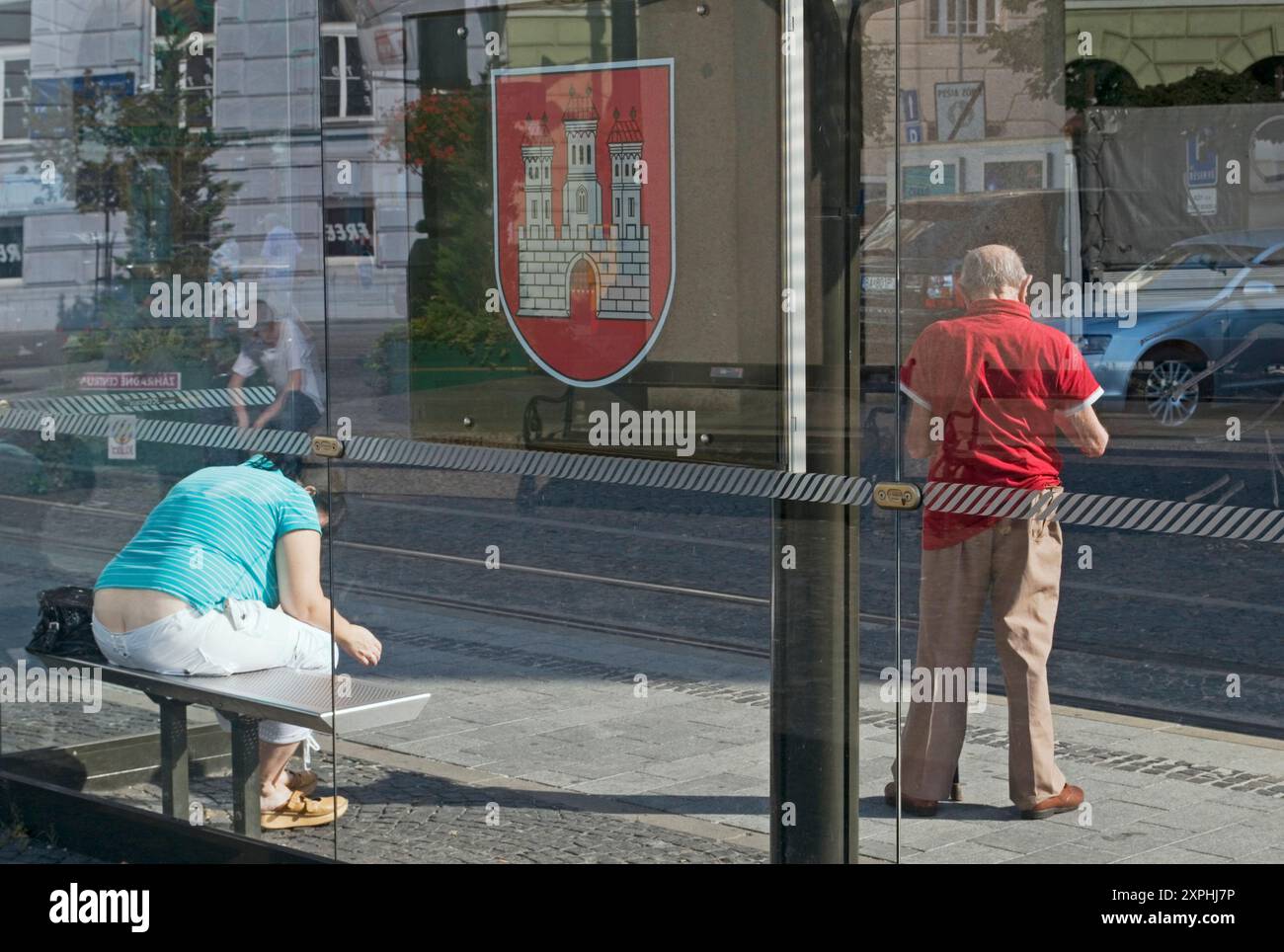 Persone alla fermata del tram, Bratislava, Slovacchia Foto Stock