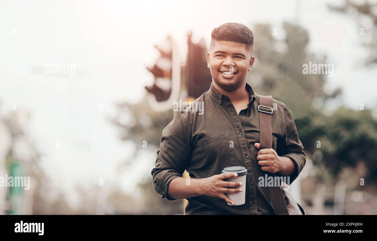 Uomo, sorridi e cammina in città con un caffè per il lavoro, pensa e idee di viaggio. Ragazzo indiano, viaggio felice e urbano in ufficio con l'espresso Foto Stock